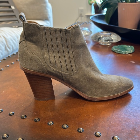 Nine West Mayley tan suede block heeled ankle booties size 9 - Picture 1 of 6